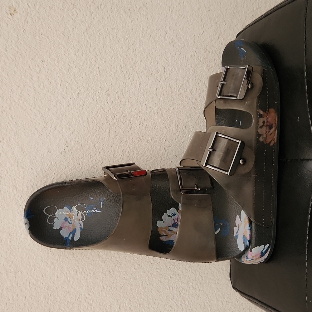 Jessica Simpson's birkenstock slippers.